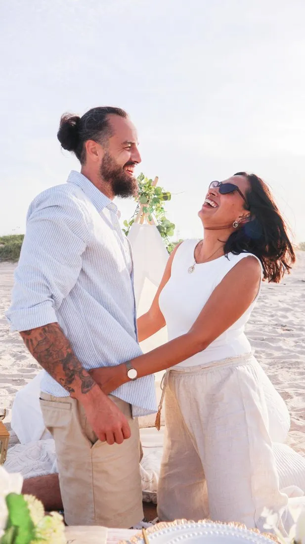 Pareja riendo en la playa